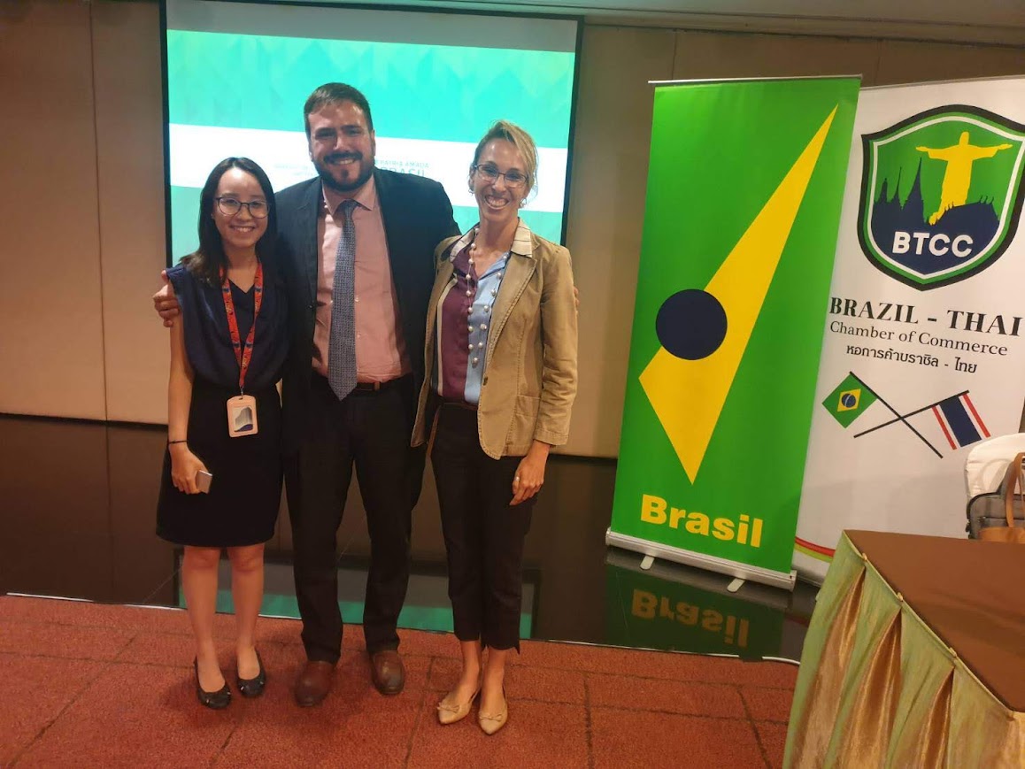 Maria Eduarda Blaiklock com Flávio Bettarello e Guan em evento da Câmara de Comércio Brasil–Tailândia